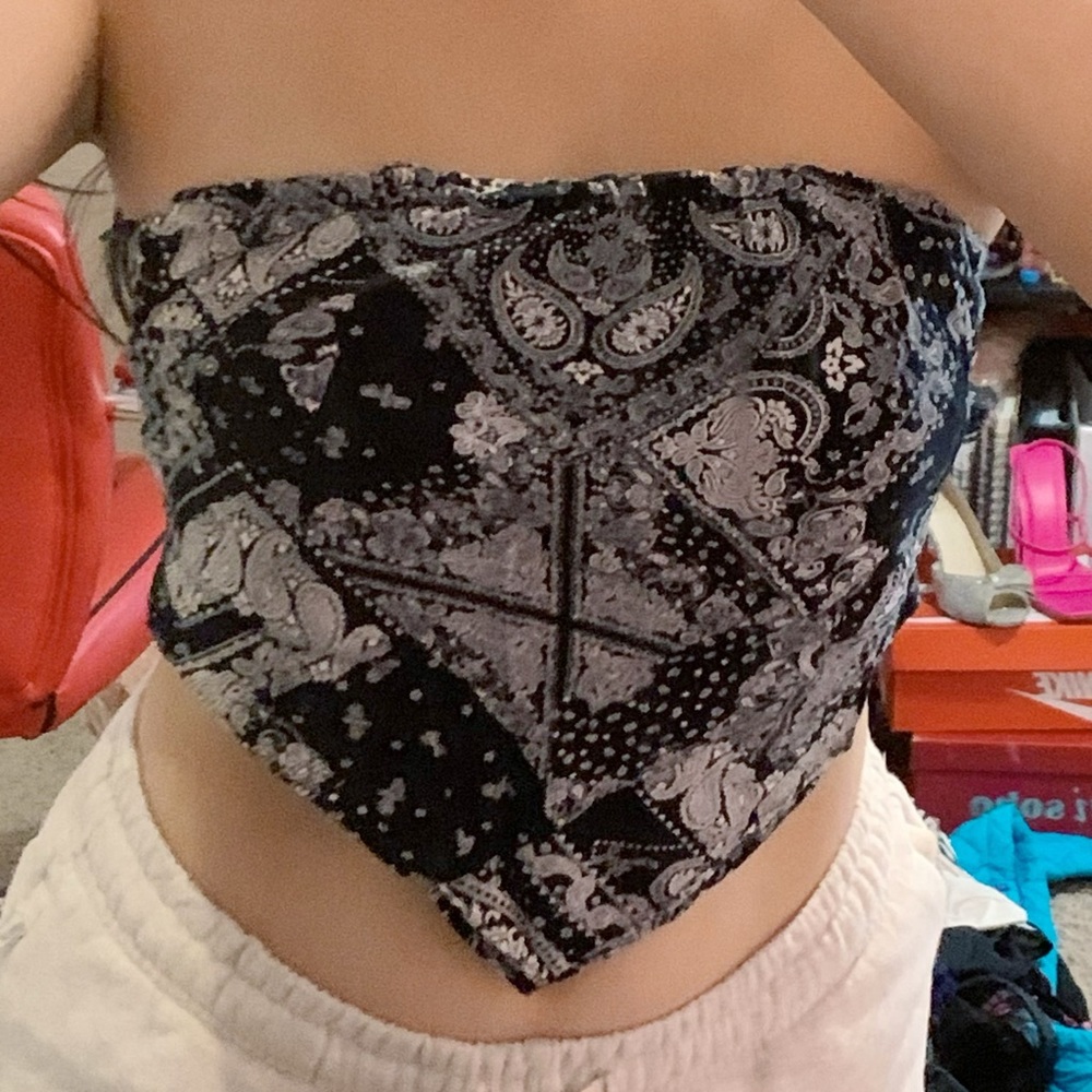 Super cute and comfy bandana top 🖤